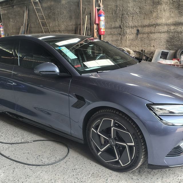 Sedã elétrico azul-acinzentado na oficina
