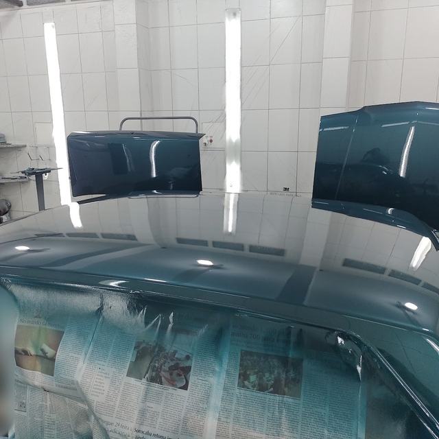 Teto e peças recém-pintados dentro da cabine de pintura